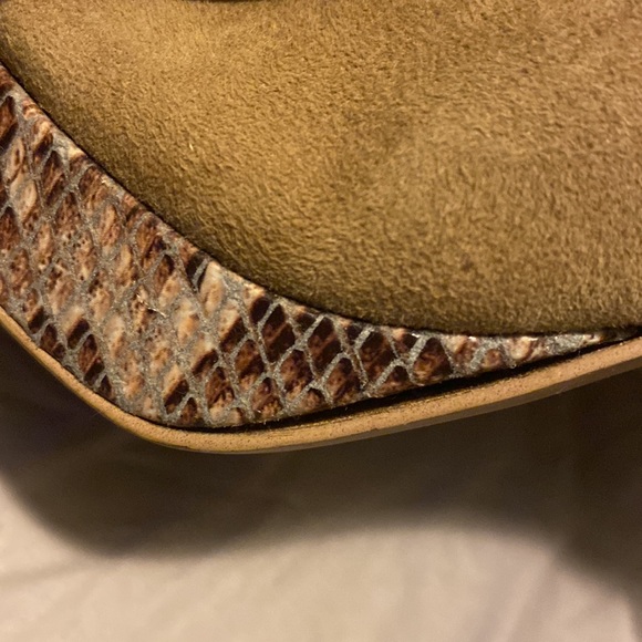 TAN HEELS WITH SNAKE PRINT PLATFORM - Picture 6 of 6